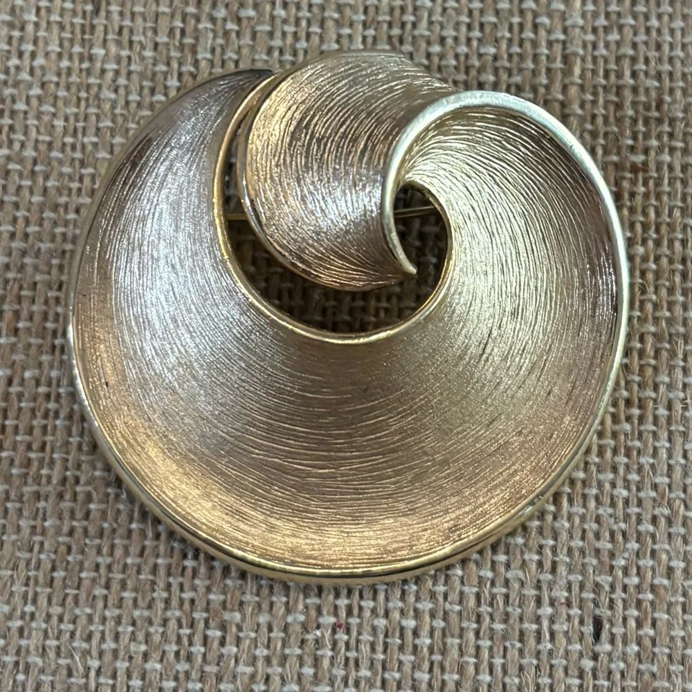 Vintage Crown Trigari Brushed Gold Tone Abstract Swirl Circle Brooch